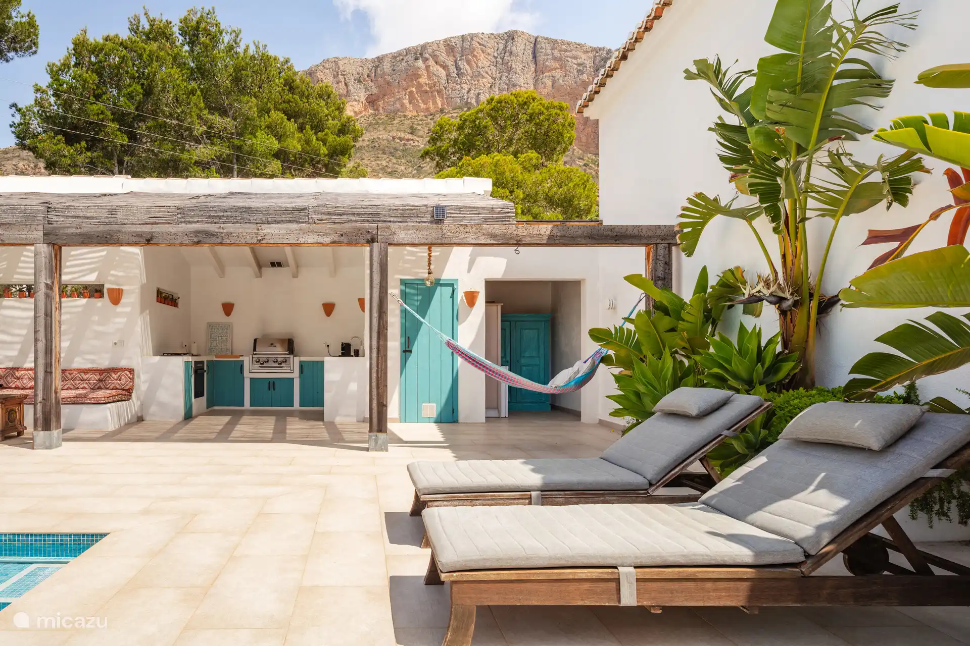 Swimmingpool mit Terrasse