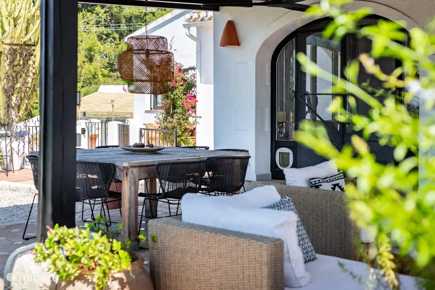 Vordach mit Lounge- und Essbereich