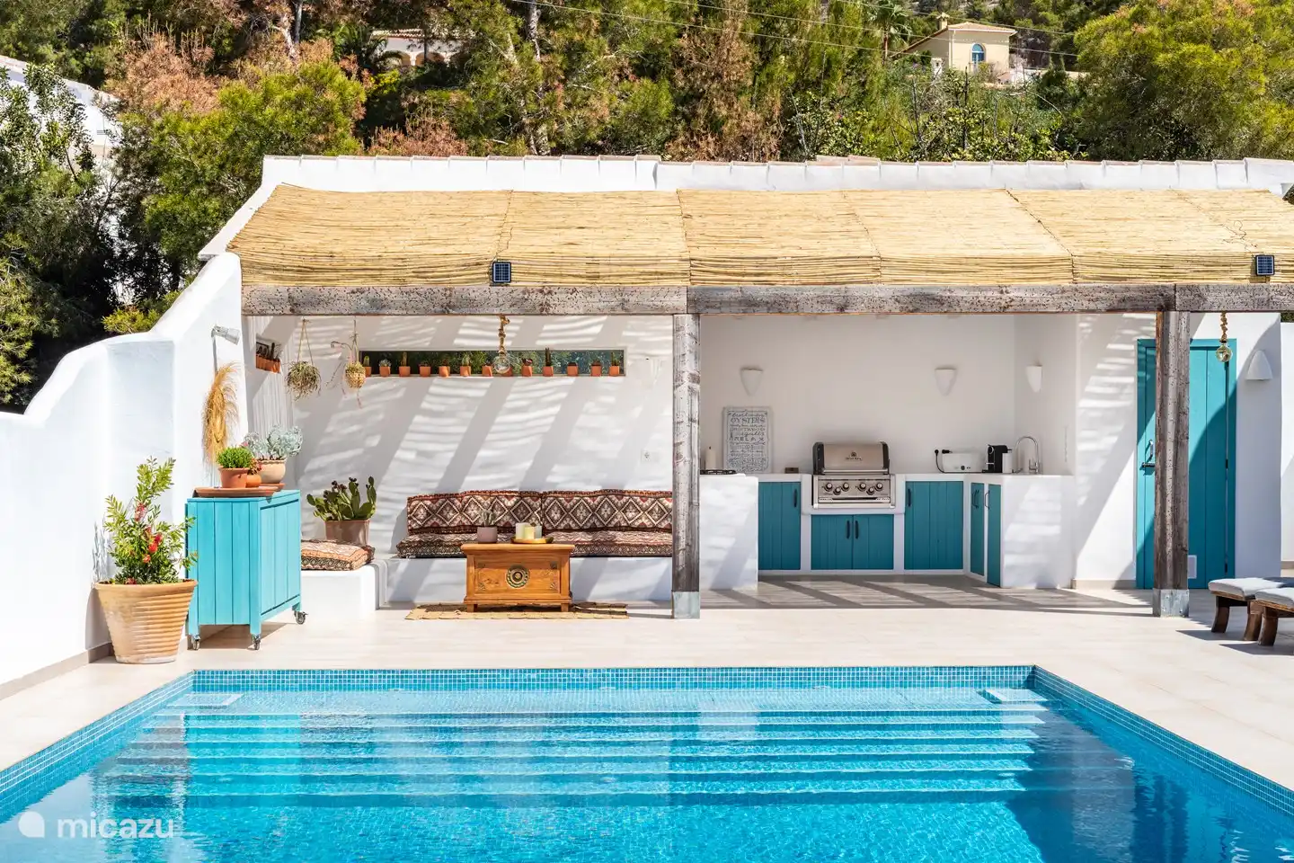 Außenküche und Loungebereich