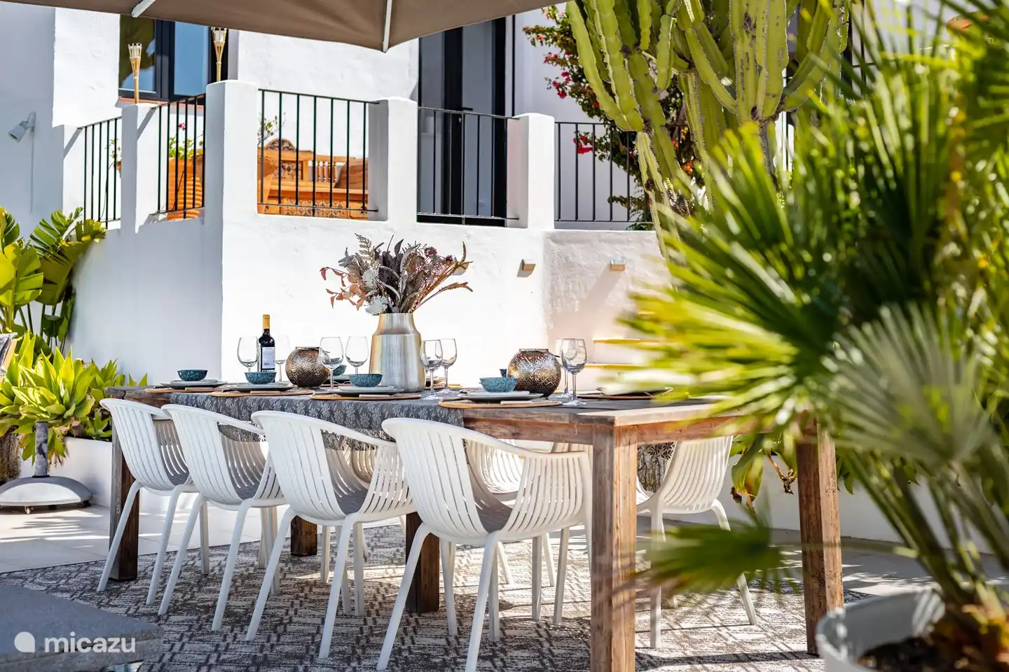 Esstisch für 8 Personen im Freien