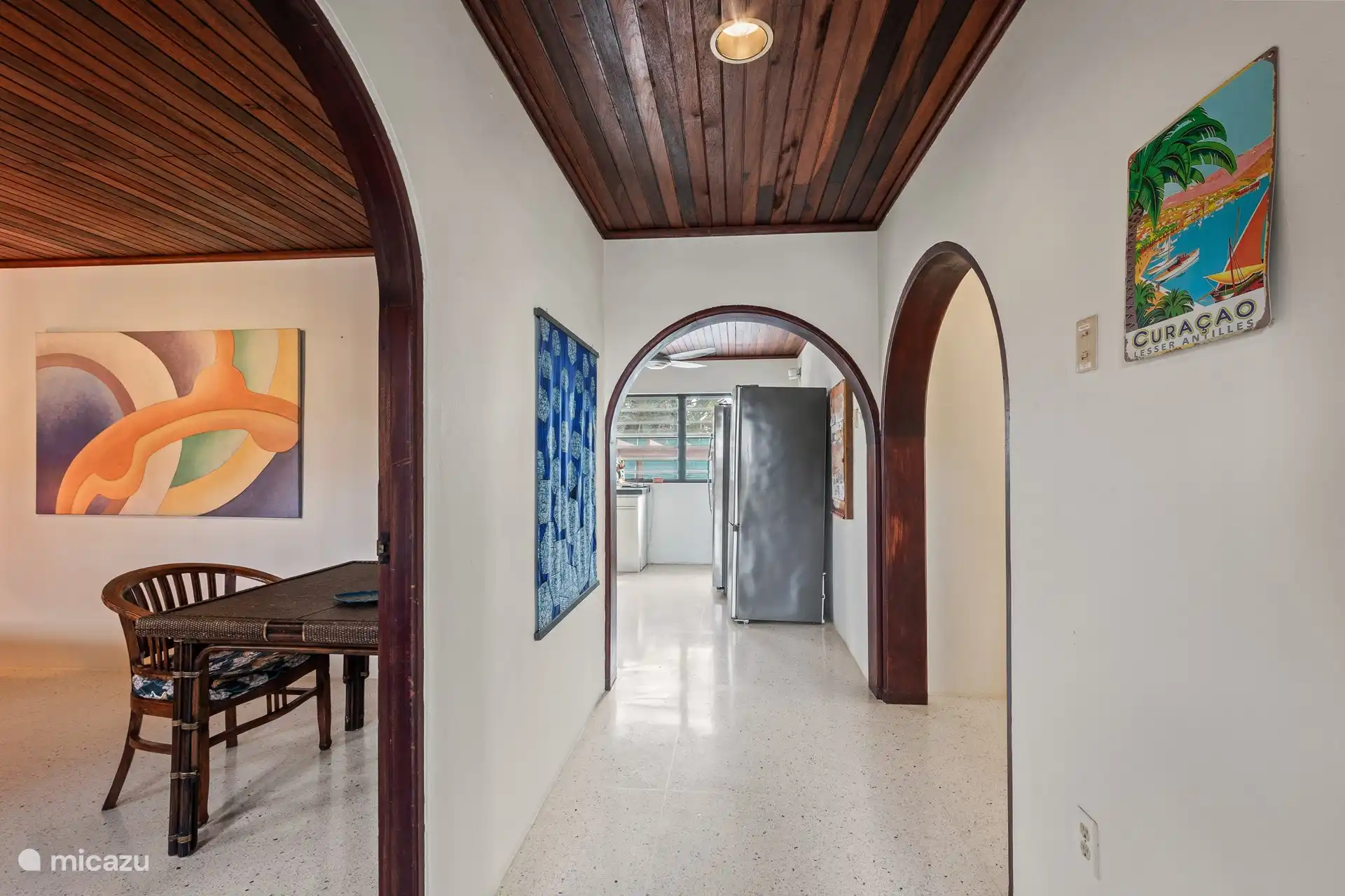 Zicht vanaf de voordeur in het midden van het huis. Links toegang op de tweede slaapkamer (west midden) van totaal 4 slaapkamers op de begane grond)