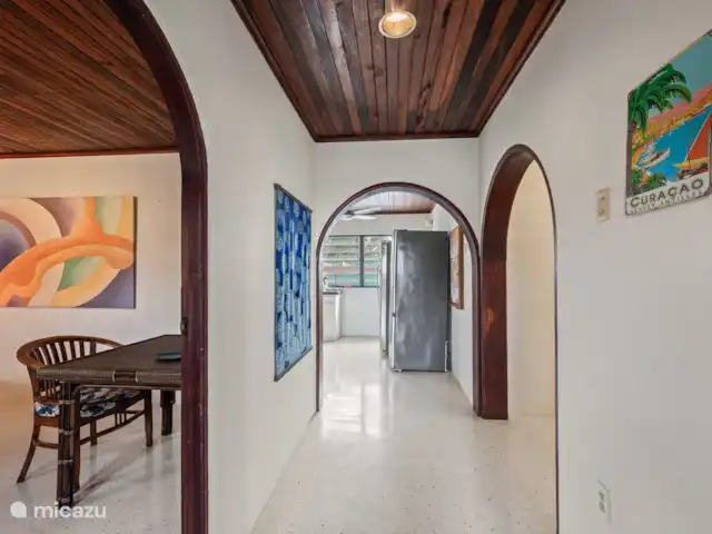 Hacienda Azul | Curaçao, Banda Ariba (est), Jan Thiel - villa Vue depuis la porte d’entrée au milieu de la maison. Accès à gauche à la deuxième chambre (milieu ouest) d’un total de 4 chambres au rez-de-chaussée)