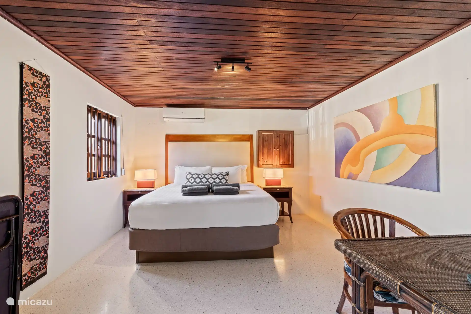 Midden voorzijde slaapkamer (west) met Hyat hotel king size bed.