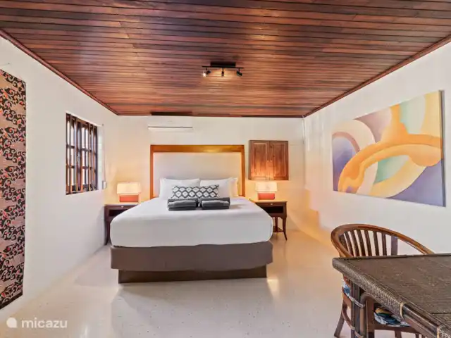 Hacienda Azul | Curaçao, Banda Ariba (est), Jan Thiel - villa Chambre à l’avant du milieu (ouest) avec lit king size de l’hôtel Hyat.