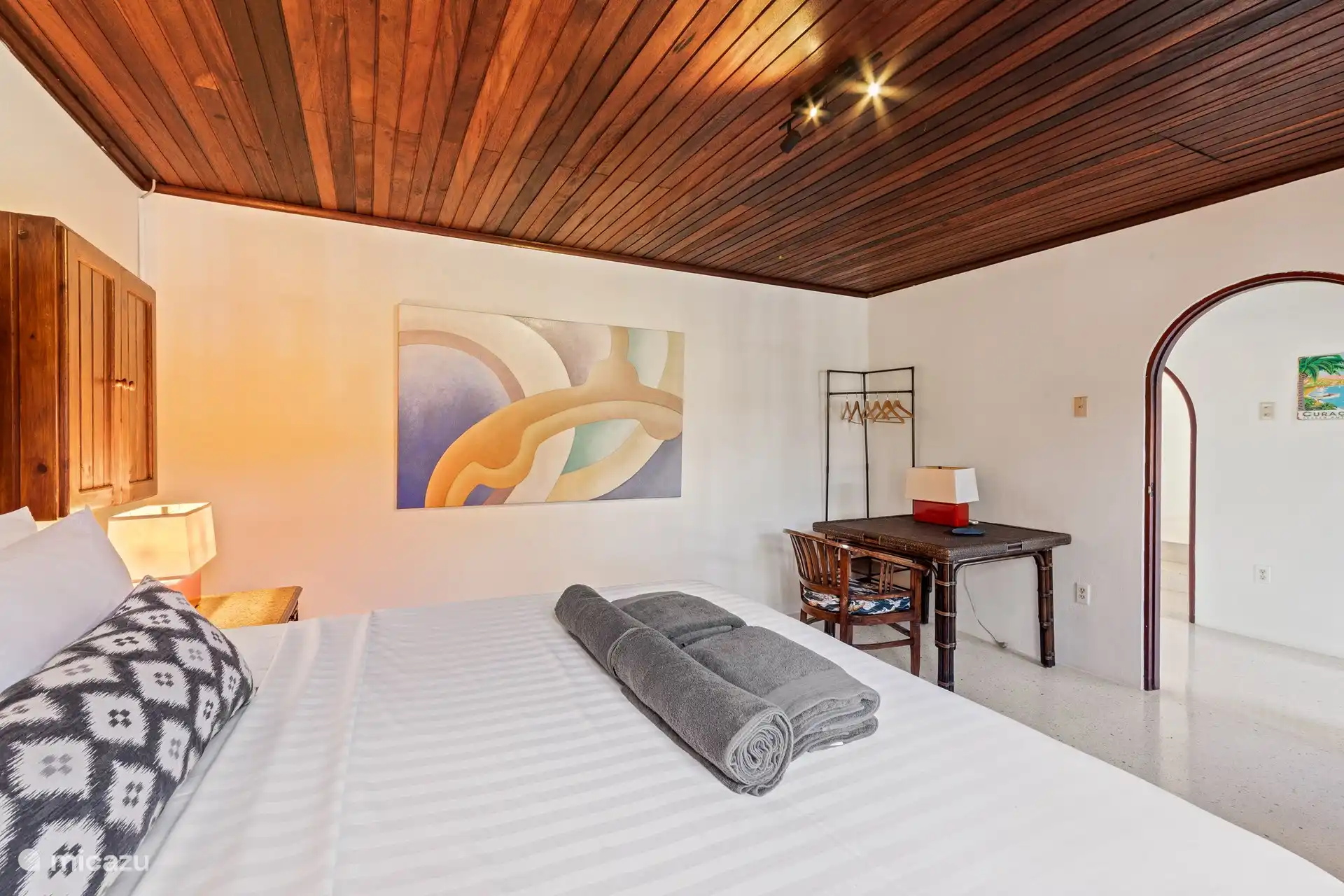 Begane grond slaapkamer voorzijde met King-size hotel bed