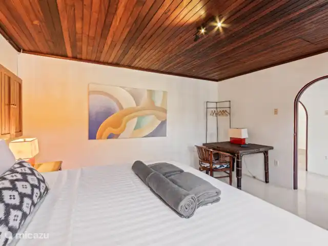 Hacienda Azul | Curaçao, Banda Ariba (est), Jan Thiel - villa Façade de la chambre au rez-de-chaussée avec lit d’hôtel king-size