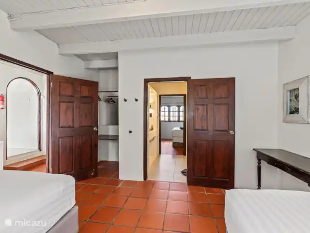 Hacienda Azul | Curaçao, Banda Ariba (est), Jan Thiel - villa La chambre 4 partage la salle de bain avec la chambre 3 à l’avant. ('Jack et Jill')
