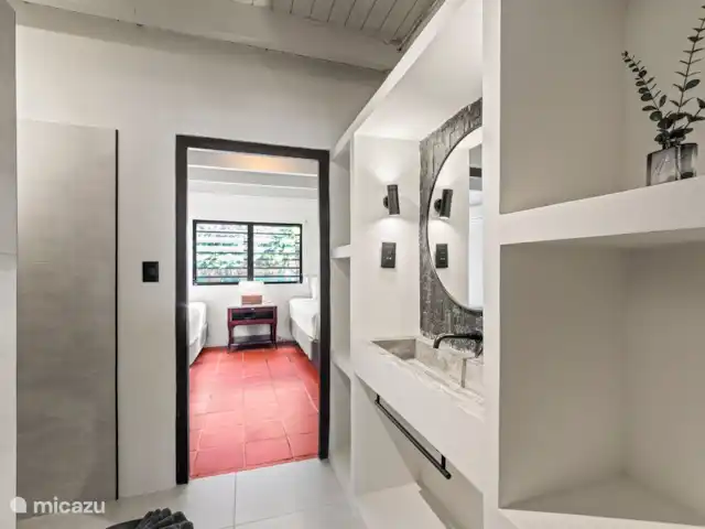 Hacienda Azul | Curaçao, Banda Ariba (est), Jan Thiel - villa Salle de bain spacieuse Jack & Jill avec lavabo, douche à effet pluie et toilettes.