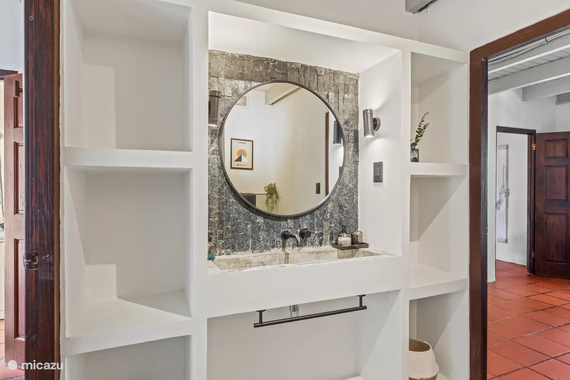 Wasbak met opberg ruimte voor toiletspullen