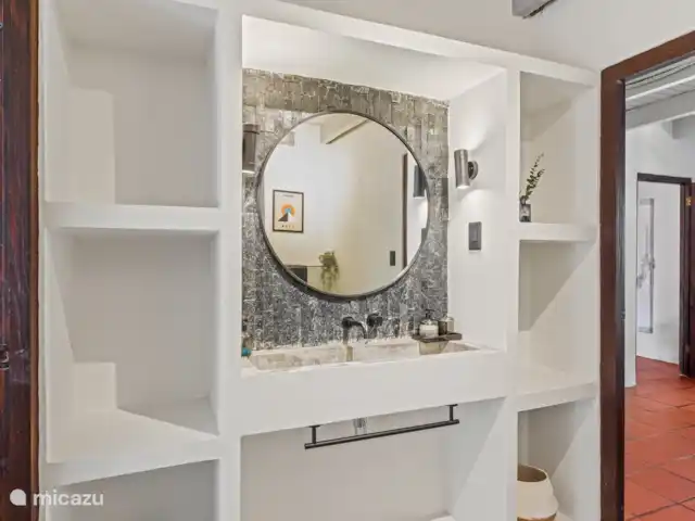 Hacienda Azul | Curaçao, Banda Ariba (est), Jan Thiel - villa Évier avec espace de rangement pour les articles de toilette