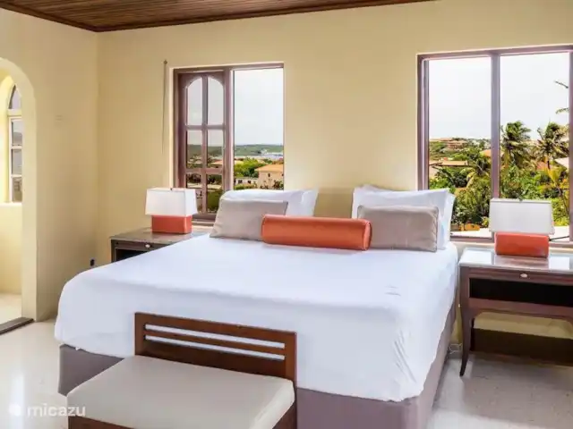 Hacienda Azul | Curaçao, Banda Ariba (est), Jan Thiel - villa Grande chambre au premier étage avec la meilleure vue. Fenêtres sur 3 côtés.