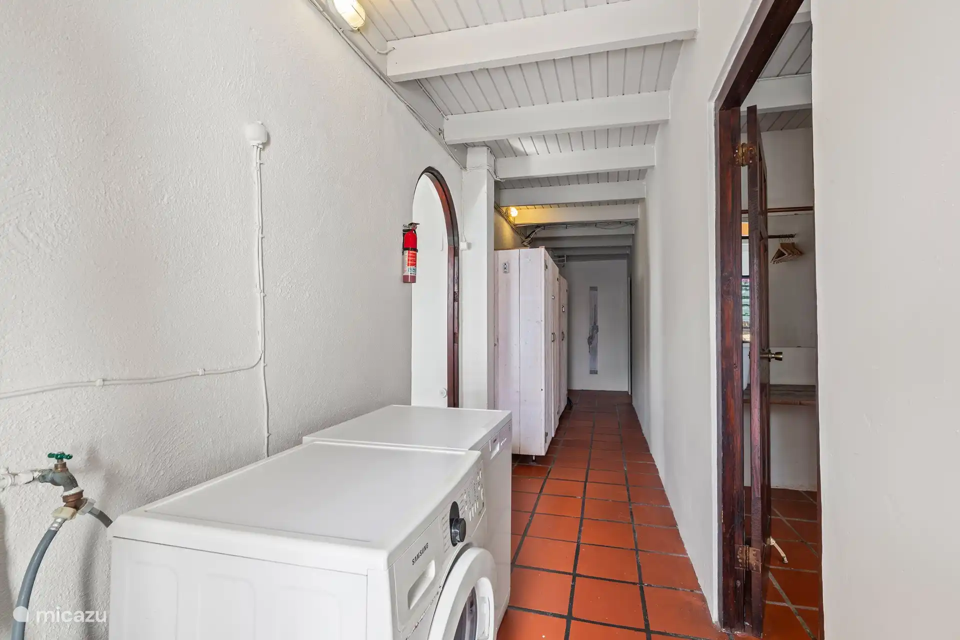 Wasmachine aanwezig. Geen droger, maar meestal is de was binnen 30 minuten droof aan de lijn.