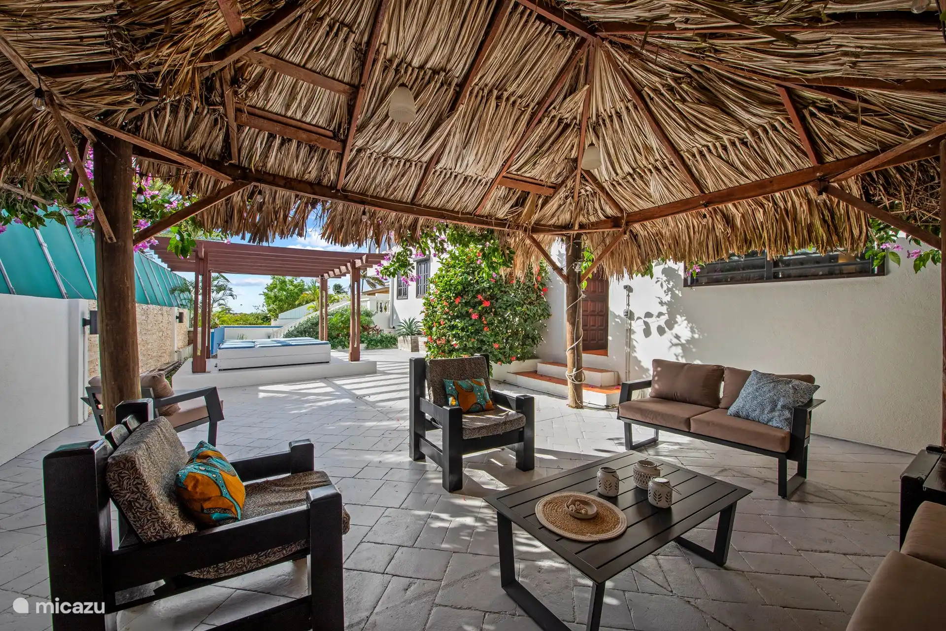 Van onder de Palapa. Uitzicht van de noordkant, ongeveer 30 meter is overdekt met palmbladeren 