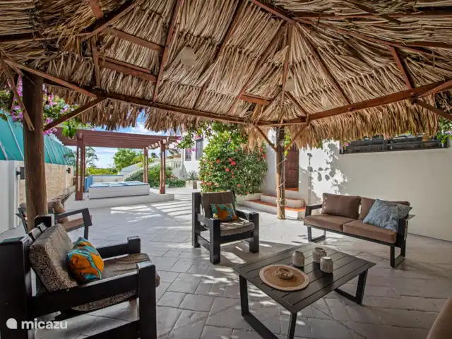 Hacienda Azul | Curaçao, Banda Ariba (est), Jan Thiel - villa De dessous la Palapa. Vue du côté nord, environ 30 mètres est recouvert de feuilles de palmier