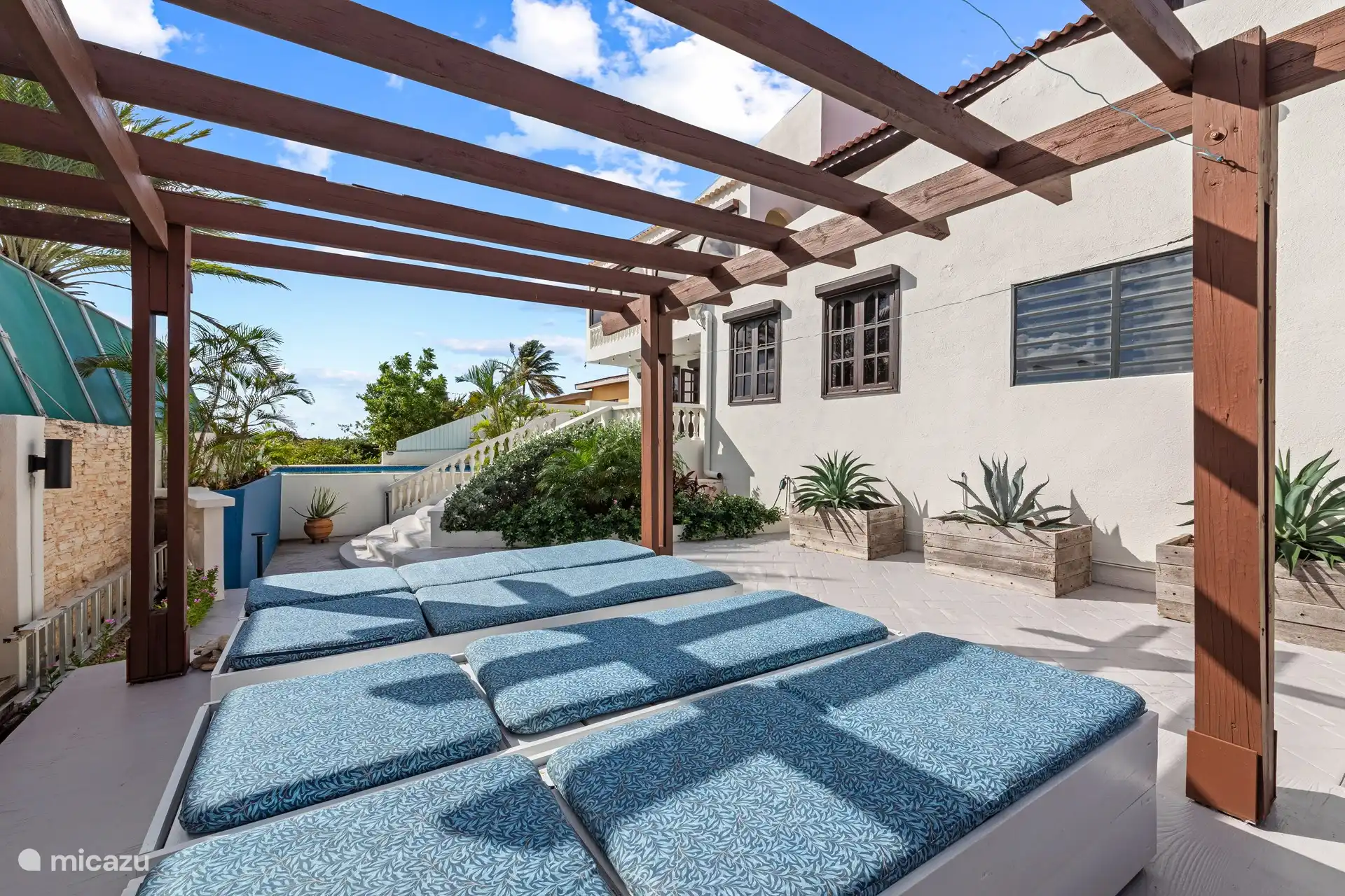 4 zonnebedden voor als je extra zonnebrand hebt meegenomen.