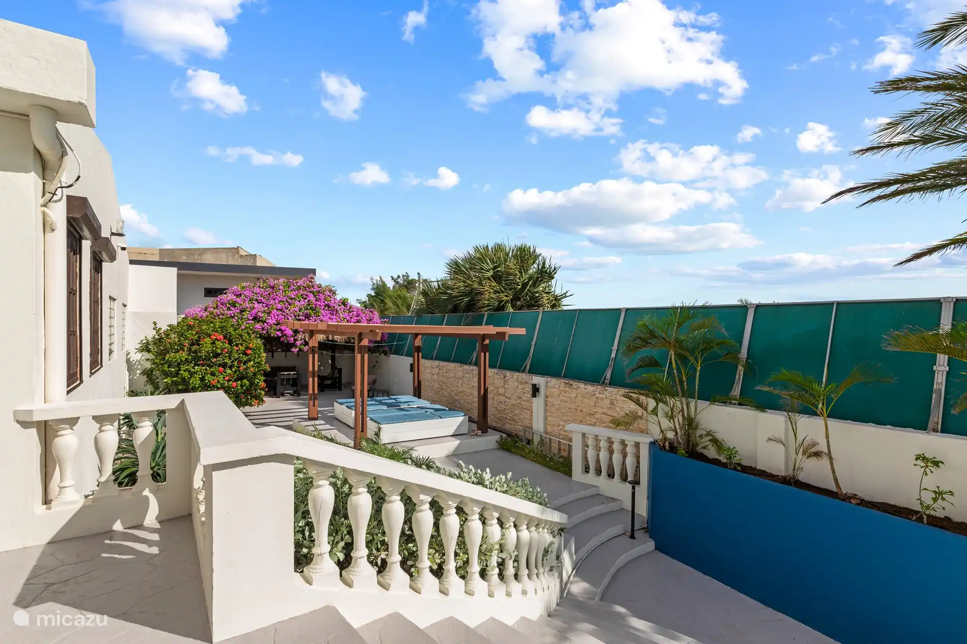 Geheel omsloten geeft de achtertuin veel privacy