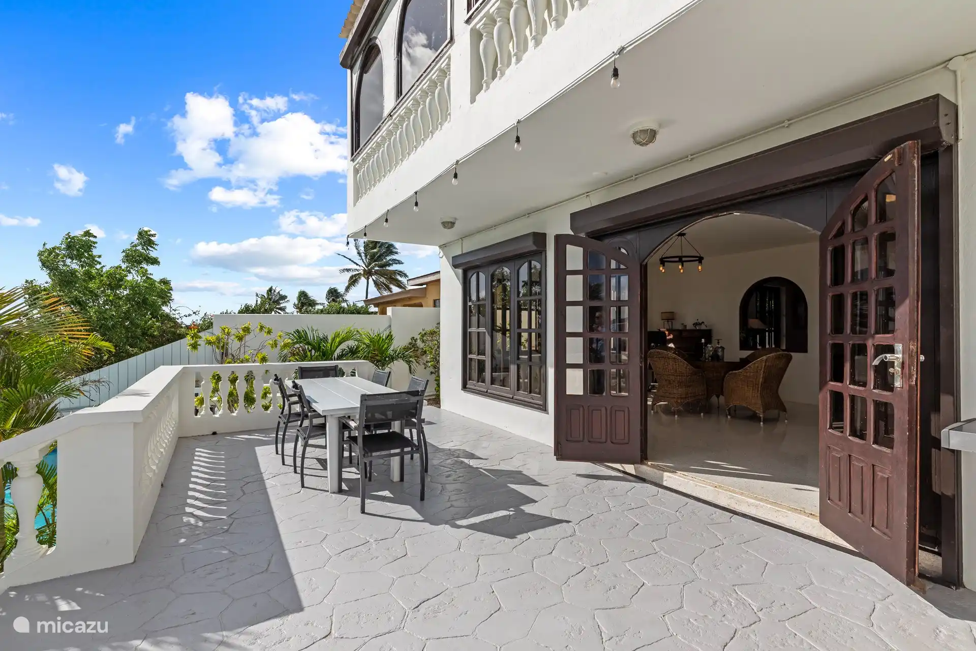 Hoger gelegen teras met uitzicht maar ook schaduw in de middag.