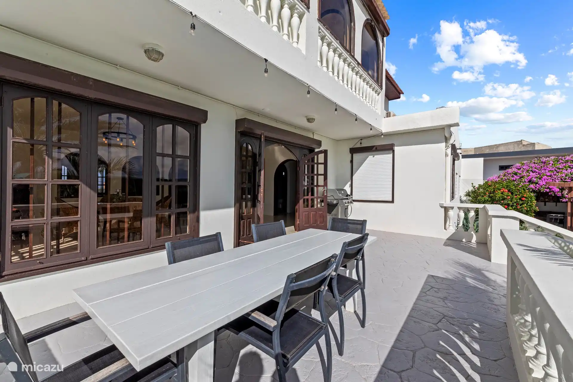 Weber gas BBQ staat op dit teras.