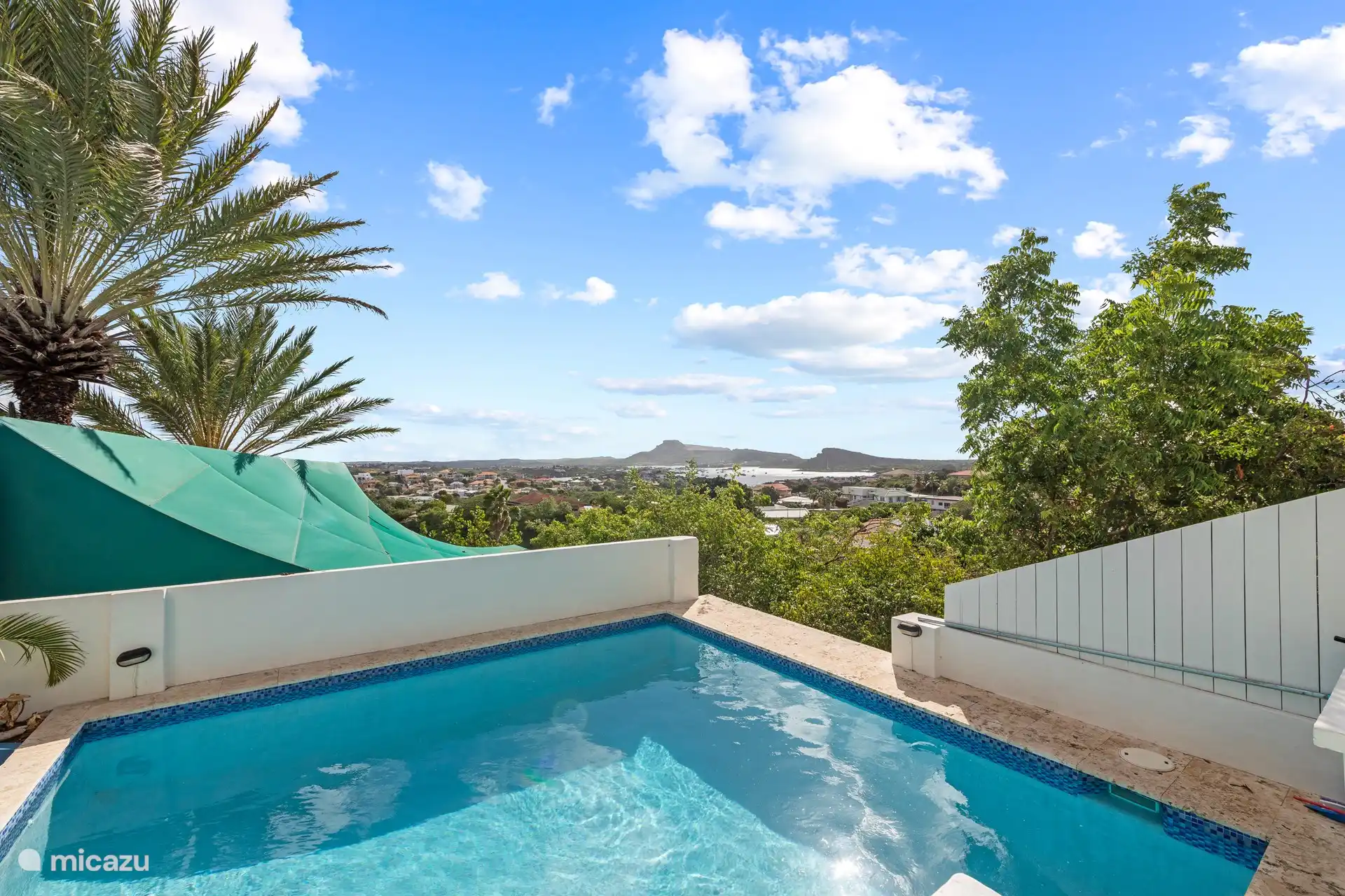 Bijna 'infinity pool' met zicht op het Spaanse water en de tafelberg in de verte