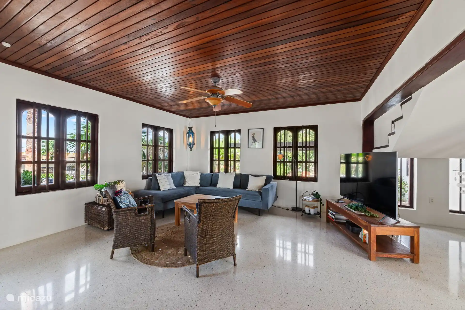 Ruime familie kamer met TV en streaming device