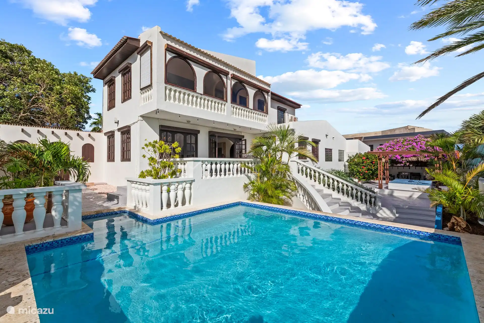 Zonverwarmd zwembad 5.5 x 5.5 met zit hoek. Water is hele jaar tussen de 28C en 31C.