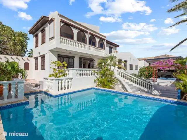 Hacienda Azul | Curaçao, Banda Ariba (est), Jan Thiel - villa Piscine chauffée au soleil 5,5 x 5,5 avec coin salon. L’eau se situe entre 28°C et 31°C toute l’année.