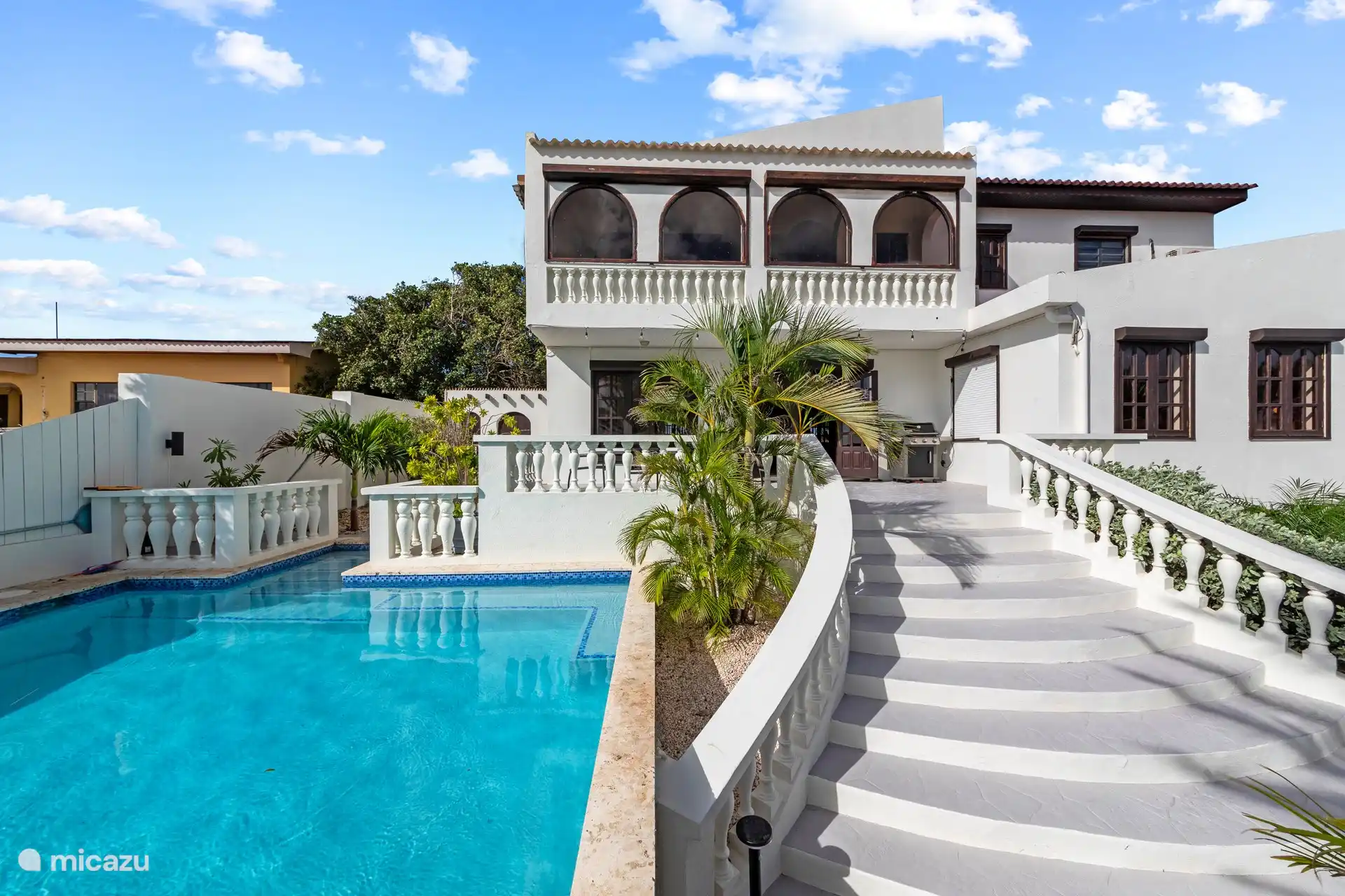 Zicht op het zwembad, vanaf de oostkant