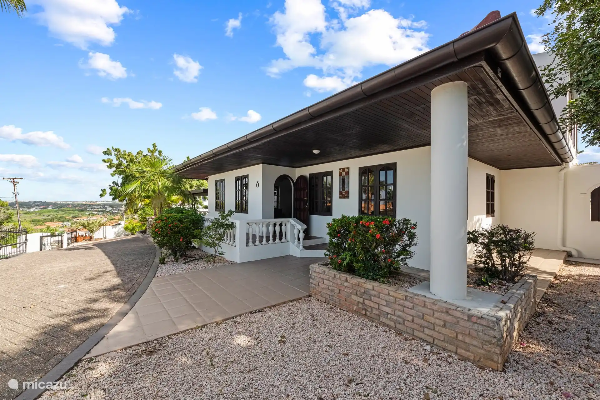 Deze zijingang geeft toegang tot de TV kamer