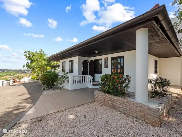 Hacienda Azul | Curaçao, Banda Ariba (est), Jan Thiel - villa Cette entrée latérale donne accès à la salle TV