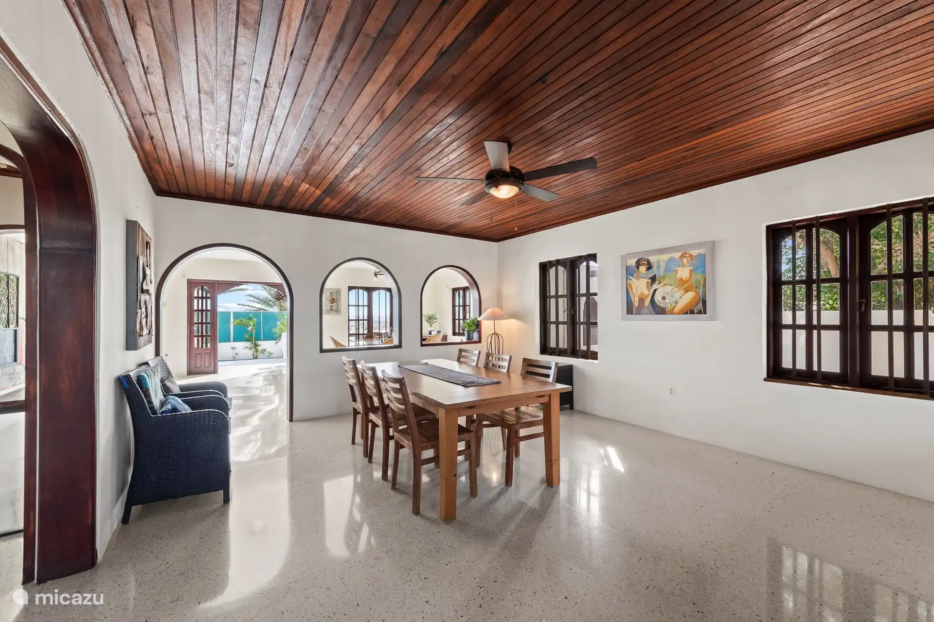 Eetkamer met uitschuiftafel