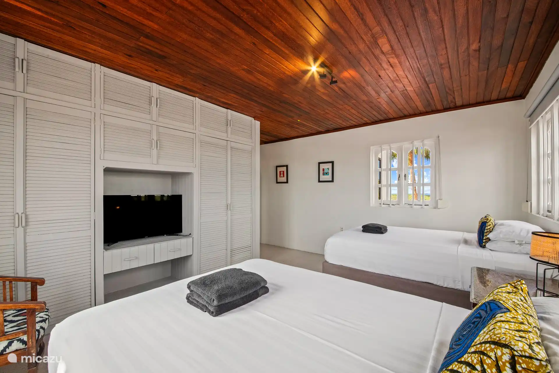 1ste etage slaapkamer noordkant met TV