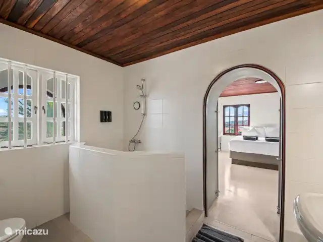 Hacienda Azul | Curaçao, Banda Ariba (est), Jan Thiel - villa Salle de bain au 1er étage chambre côté sud avec douche à l’italienne