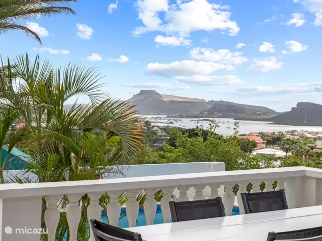 Hacienda Azul | Curaçao, Banda Ariba (est), Jan Thiel - villa Ici, le soleil se lève le matin derrière la montagne de la Table