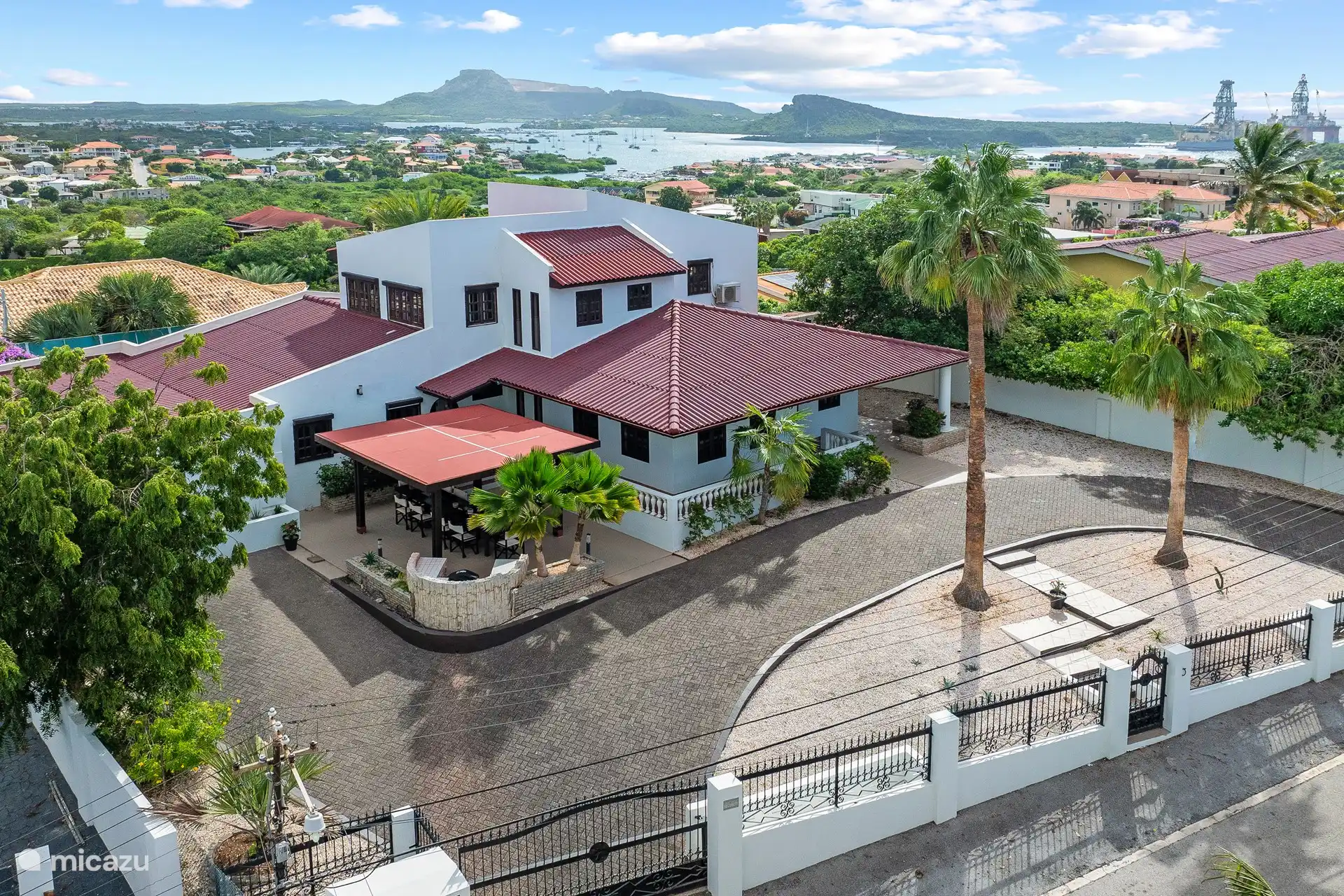 Voor aanzicht: Drone view met op de achtergrond de 
'Spaanse Water' baai