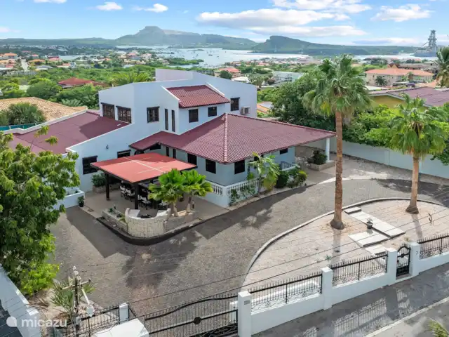 Hacienda Azul | Curaçao, Banda Ariba (est), Jan Thiel - villa Vue de face : Vue du drone avec l’arrière-plan 
Baie 'Spanish Water'