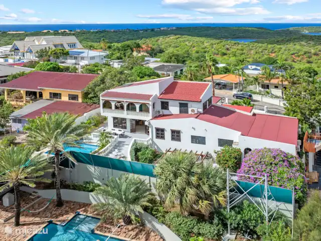 Hacienda Azul | Curaçao, Banda Ariba (est), Jan Thiel - villa Arrière : Vue par drone de l’est avec vue sur la réserve naturelle protégée 'de Zoutpanne'