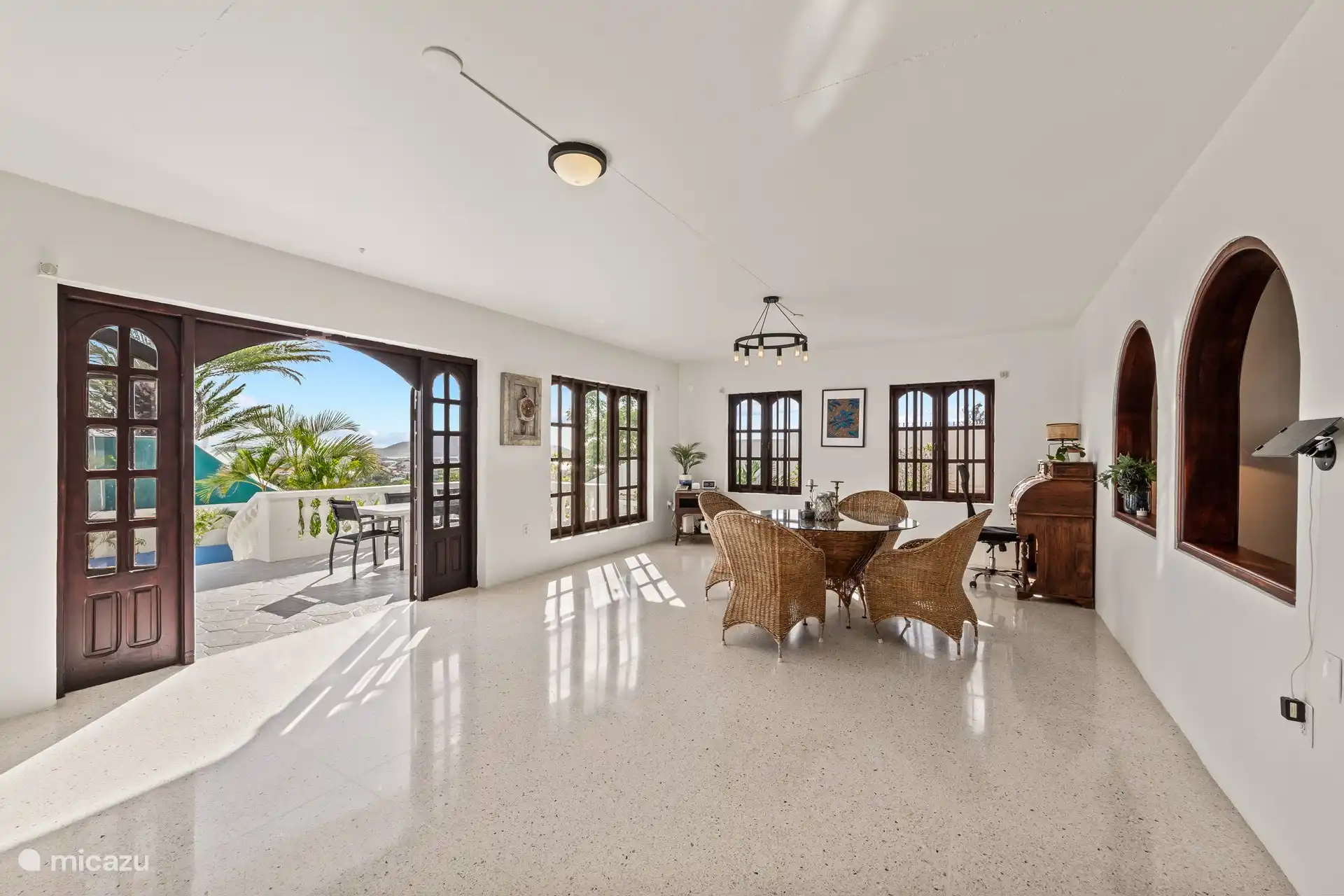 Ruime patio-kamer met directe toegang op patio met BBQ en ochtend zon.