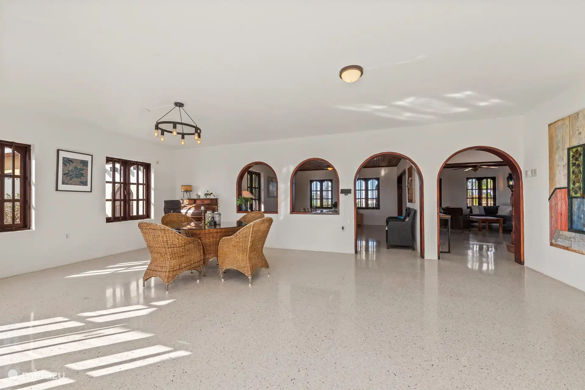 Toegang tot het huis van de achterzijde, hier waait meestal een verkoelende wind