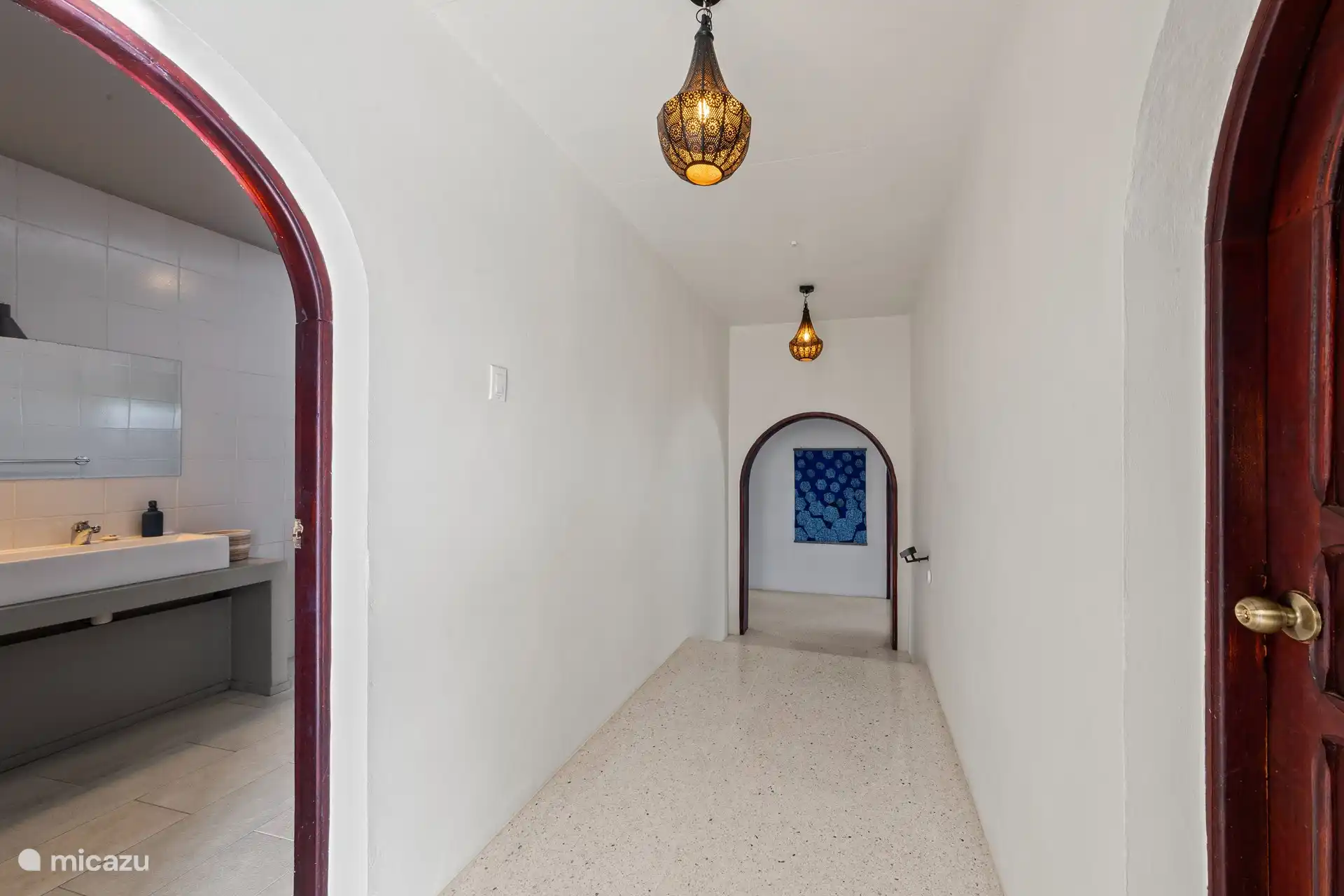 Gang van de 3 kamers naar de keuken met links  ruime badkamer en rechts de midden slaapkamer