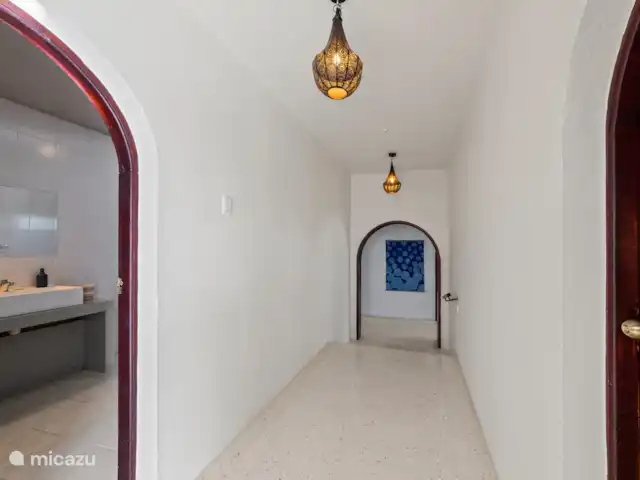 Hacienda Azul | Curaçao, Banda Ariba (est), Jan Thiel - villa Couloir des 3 pièces à la cuisine avec salle de bain spacieuse à gauche et la chambre du milieu à droite