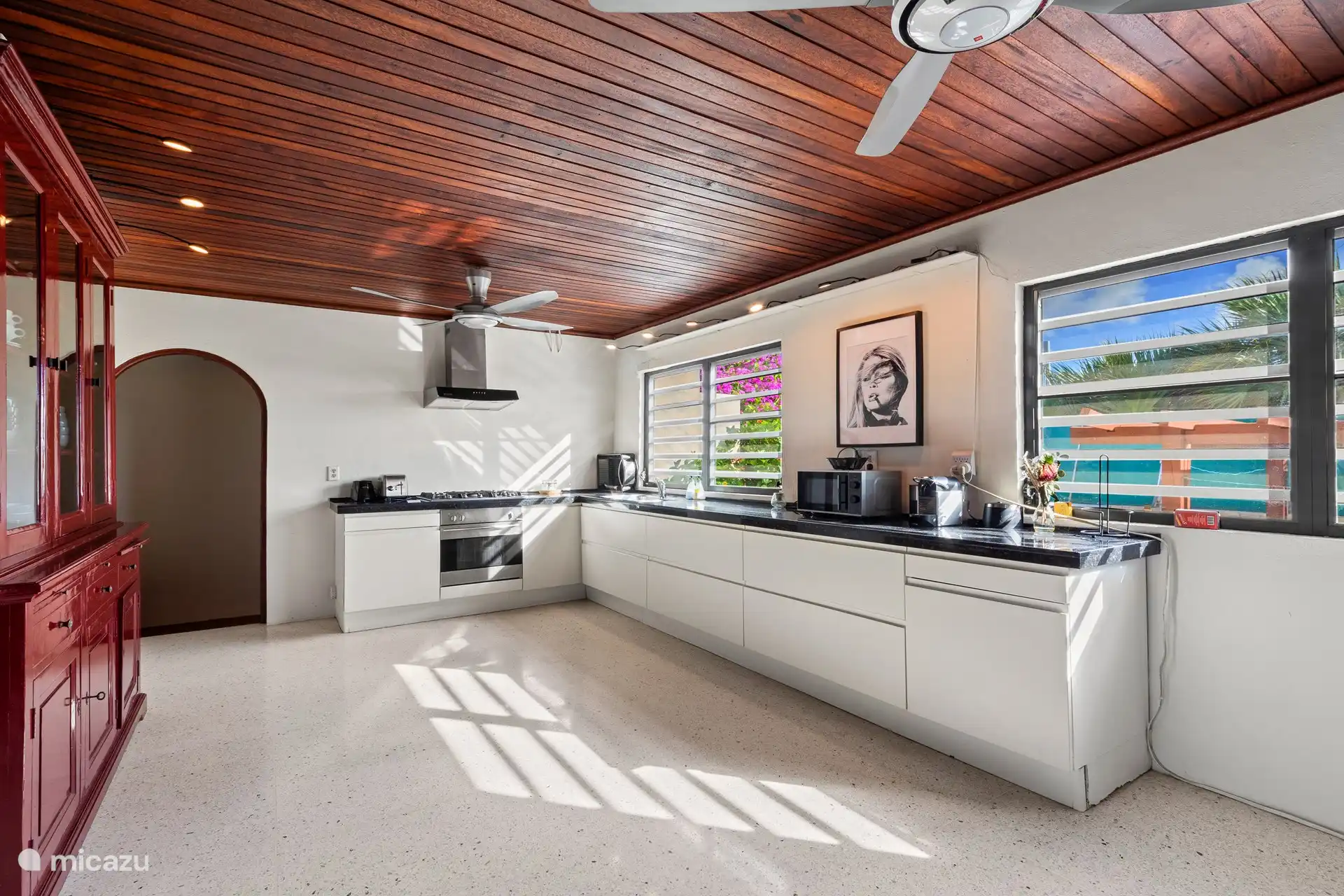 Ruime keuken met gas fornuis en oven