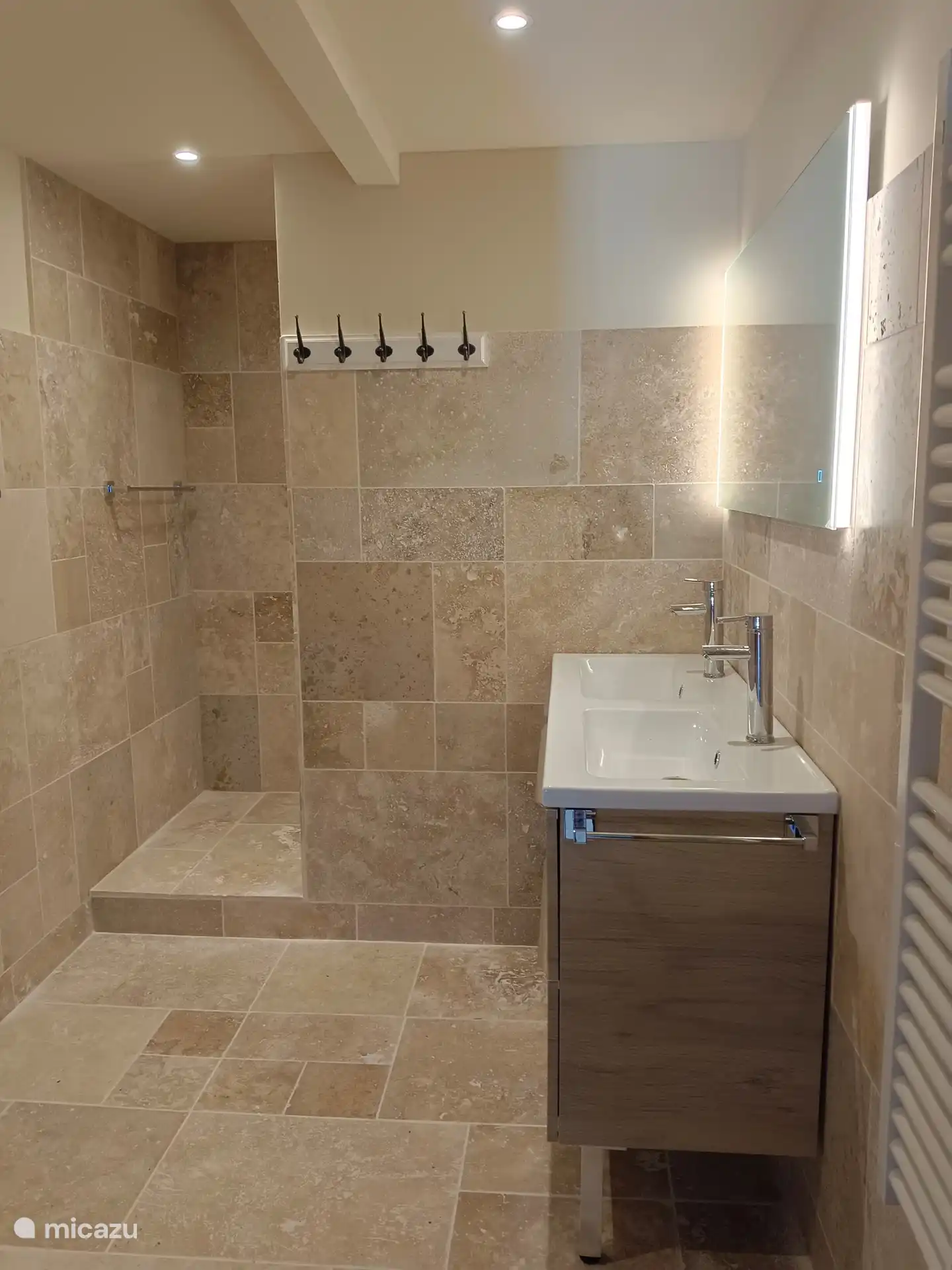 Domaine Leyvinie, Gîte Grenache, Badezimmer im Erdgeschoss
