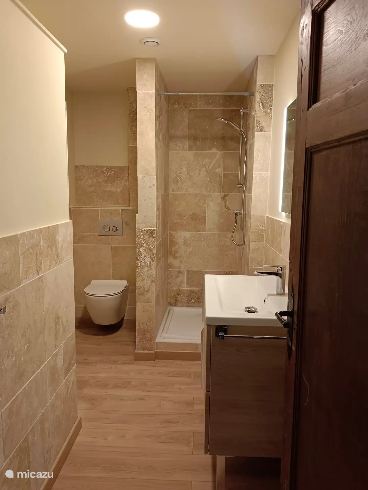 Domaine Leyvinie, Gîte Grenache, Badezimmer im Obergeschoss
