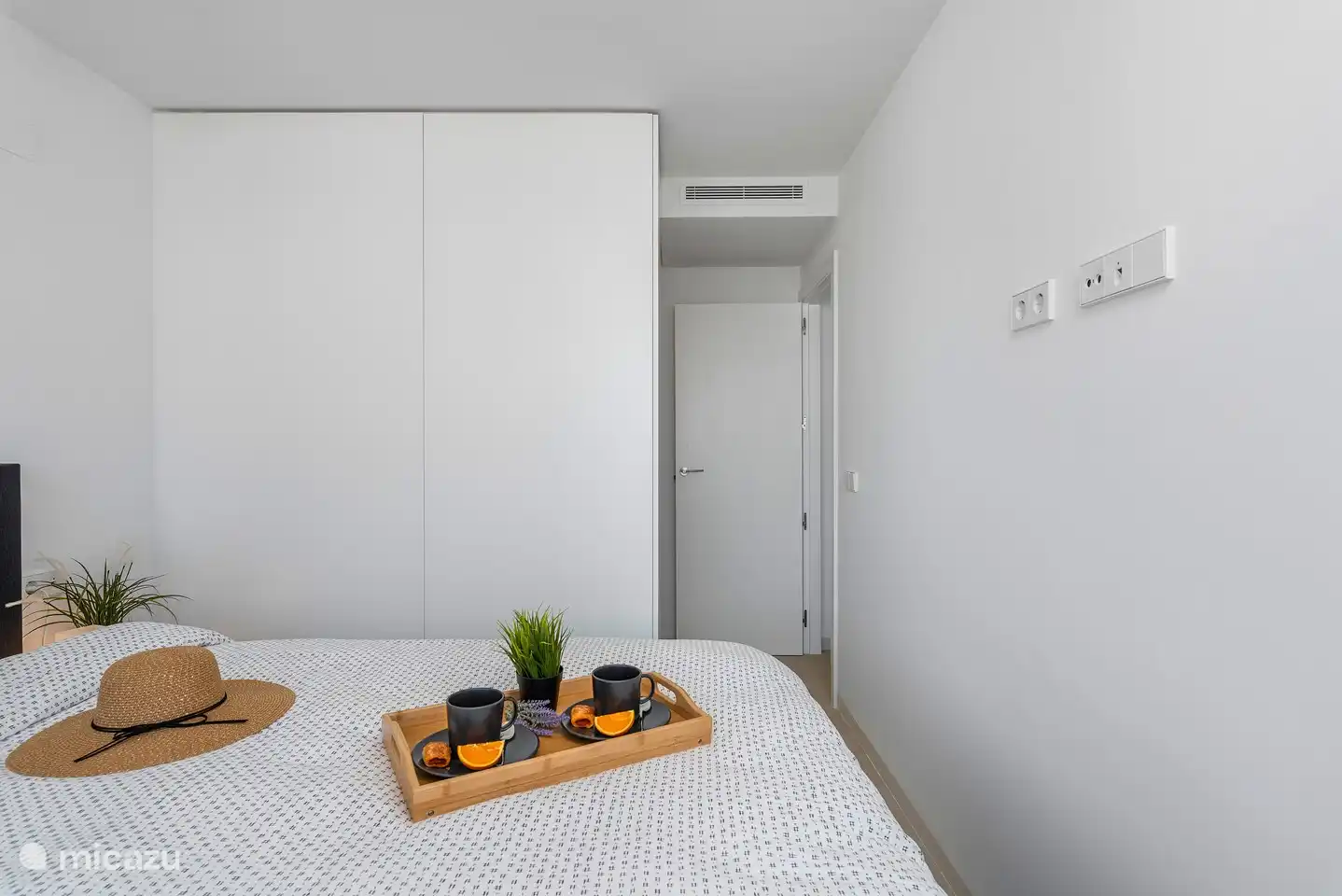 Dormitorio con cama de matrimonio 180x200