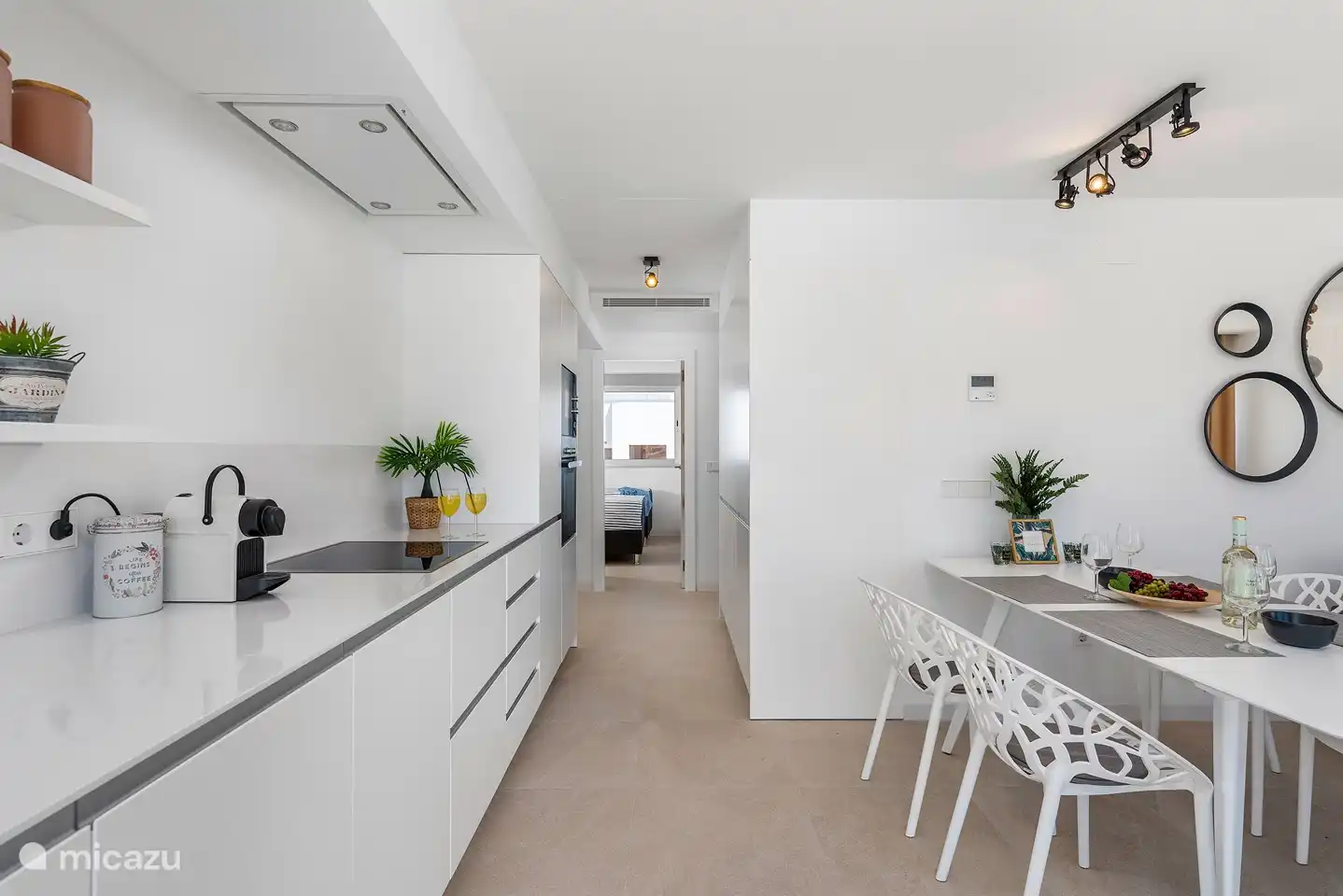 Cocina, mesa de comedor y pasillo.