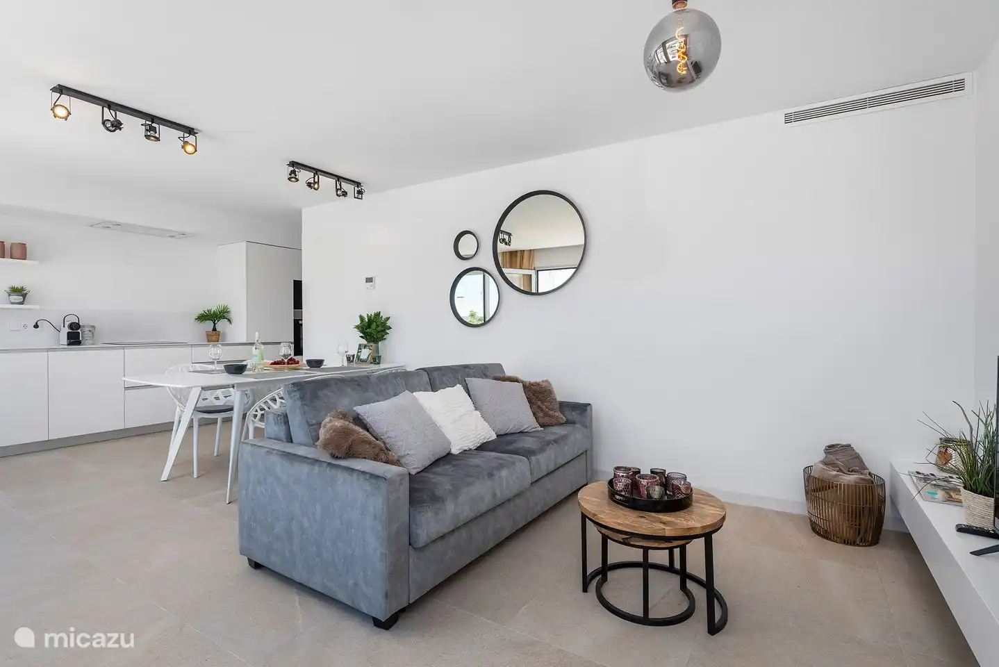 Salón con cocina abierta