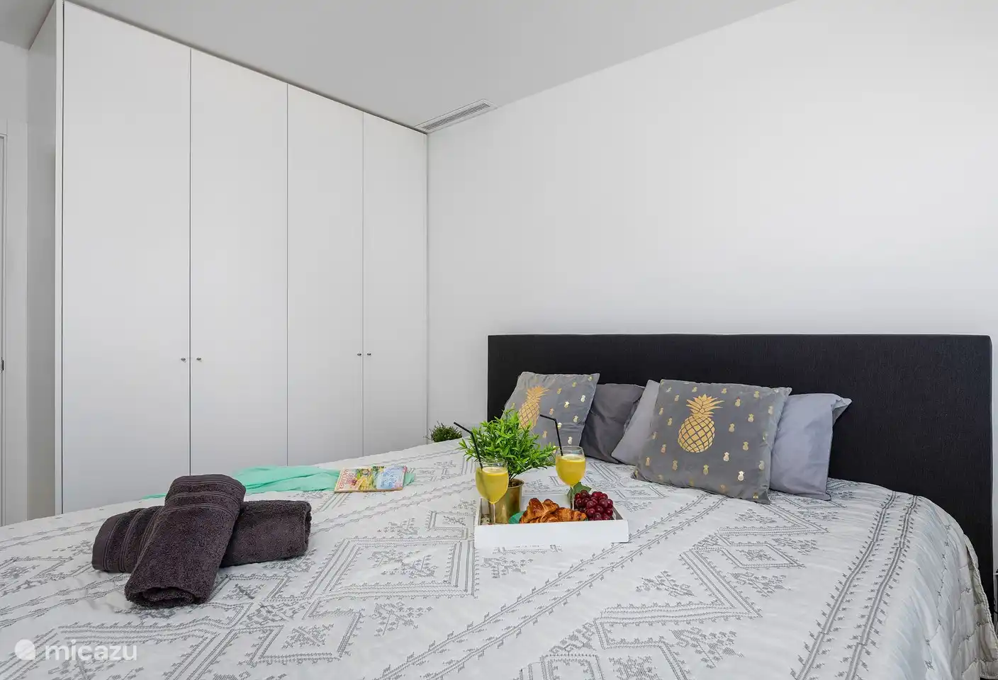 Dormitorio con cama de matrimonio 180x200