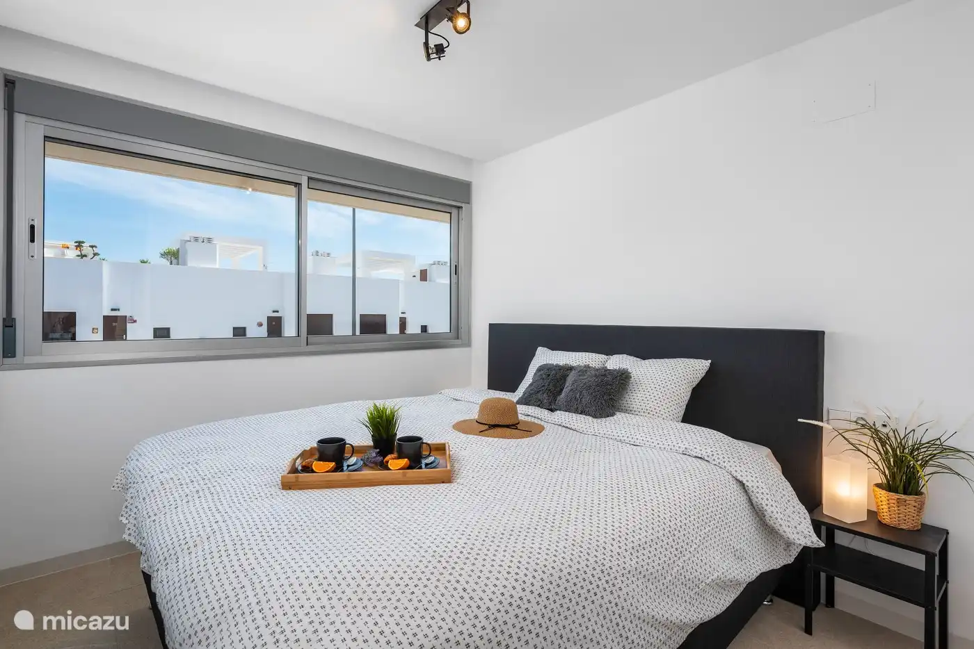 Dormitorio con cama de matrimonio 180x200