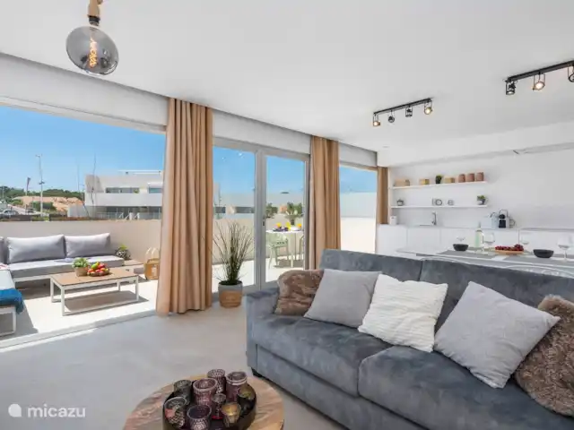 Mirasal - appartement 14 | Espagne, Costa Blanca, Torrevieja - appartement séjour avec canapé-lit et vue sur la cuisine et la terrasse