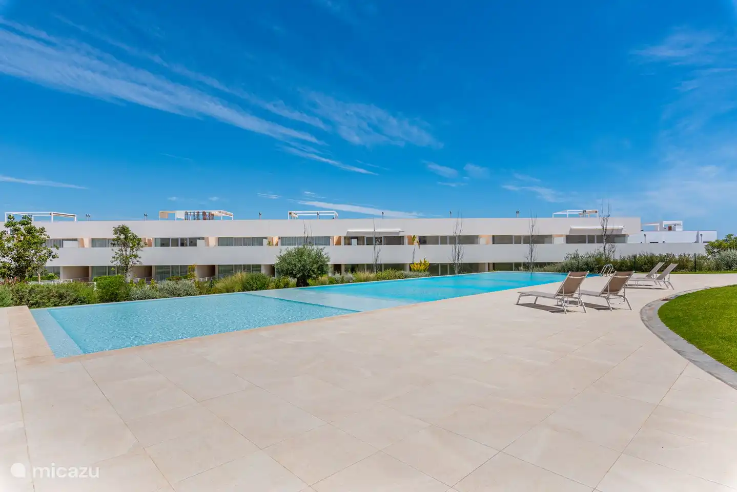 piscina con tumbonas